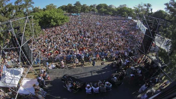 Alrededor de seis mil personas asistieron a la protesta contra el gobierno de Mauricio Macri.
