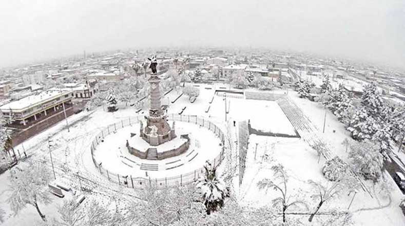 El corazón de Ciudad Juárez permanece cubierto de blanco ante temperaturas que ronda los -5 grados.