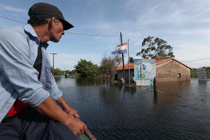 Las inundaciones han obligado que más de 130 escuelas se mantengan en alerta para servir de albergue en Paraguay.