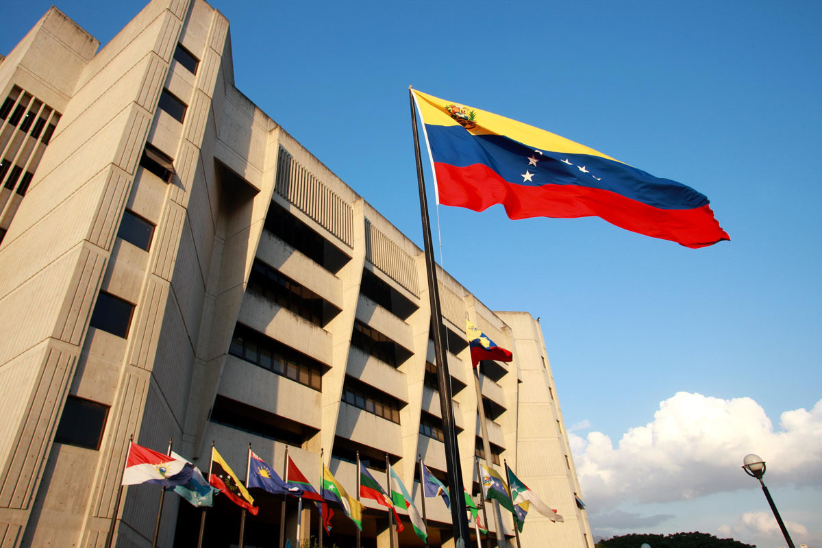 El Decreto de Emergencia Económica dictado por el Ejecutivo tiene como objetivo fundamental proteger los derechos de salud, vivienda, educación y alimentación de todos los venezolanos pese a la baja de 70% en los precios del petróleo.