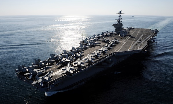 EE.UU. acusa a Irán de atacar el portaaviones USS Harry S. Truman ubicado a mil 300 metros del estrecho de Ormuz.