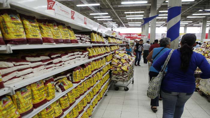 Se calcula que siete mil 399 venezolanos adquirieron alimentos y productos a precios justos en el Abasto Bicentenario ubicado en una zona popular de Caracas (capital).