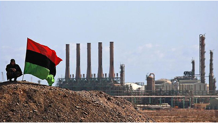 Un miembro de EI resguardando la refinadora de petróleo -tomada- en Libia.
