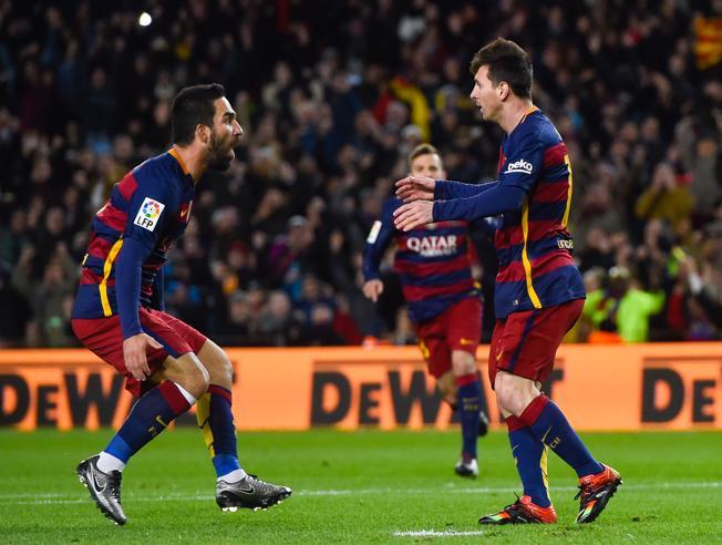 Los jugadores del Barcelona Lionel Messi y Arda Turan, celebran el gol del argentino.