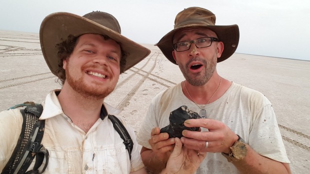 Dos científicos australianos fueron los encargados de encontrar el meteorito.