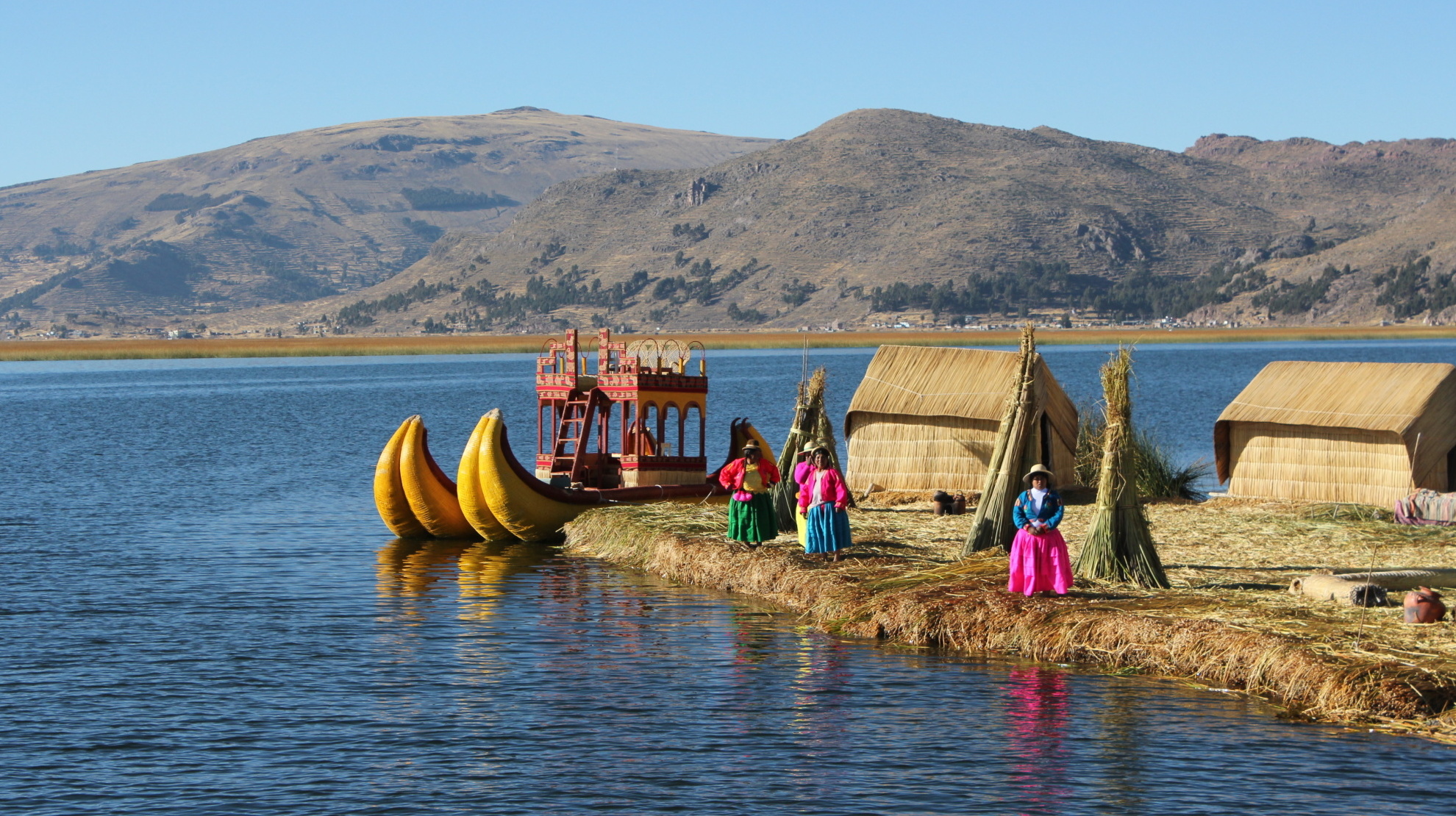 El lago Titicaca se encuentra ubicado en la Meseta del Collao, en la cordillera de los Andes.
