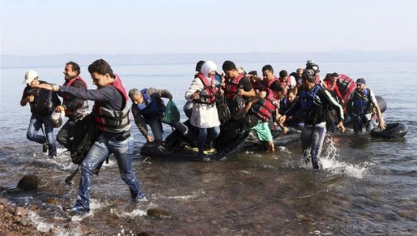 Unos 850 mil migrantes y refugiados cruzaron hacia Grecia en 2015, pagando a bandas de contrabandistas que los embarcan en frágiles embarcaciones desde Turquía.