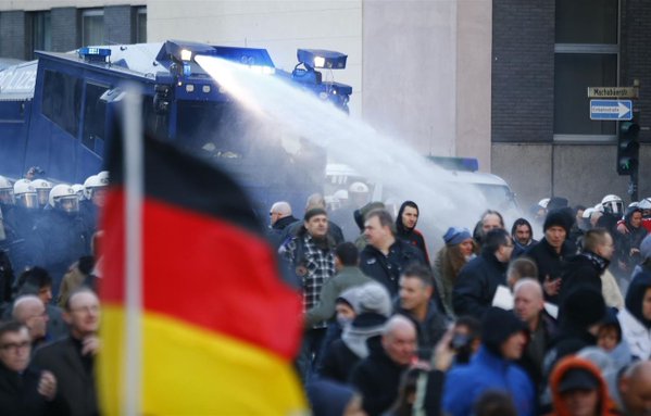 La policía alemana dispersa a los manifestantes con camiones de agua a presión