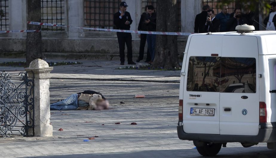 El ataque que ya fue reivindicado por el Daesh, sembró el pánico entre los turistas que se encuentran en Estambul.