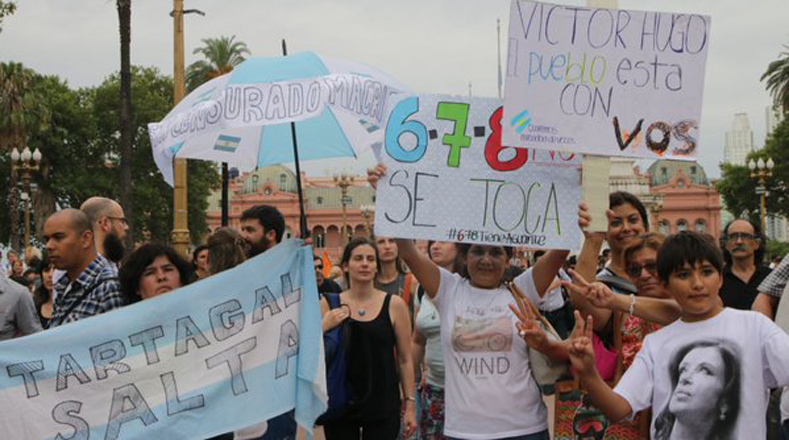 El despido del periodista Víctor Hugo Morales motivó la movilización de agrupaciones kirchneristas a la Plaza de Mayo.