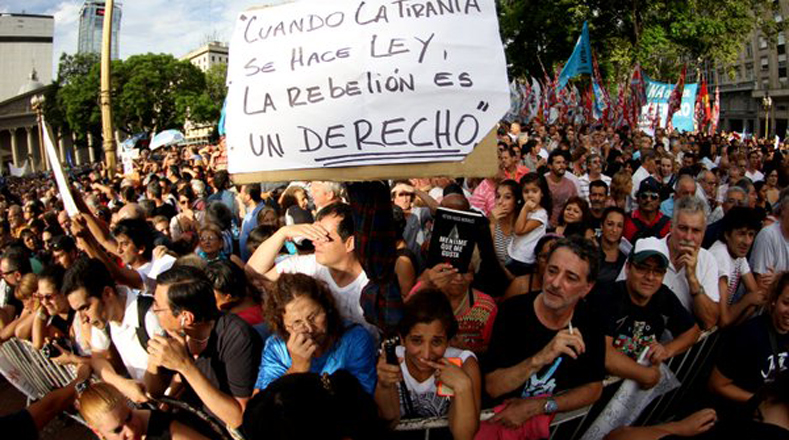 "Imágenes de una Plaza que defiende el Derecho a Comunicarse. Estas son las voces que buscan silenciar”, dijo Víctor Hugo Morales.