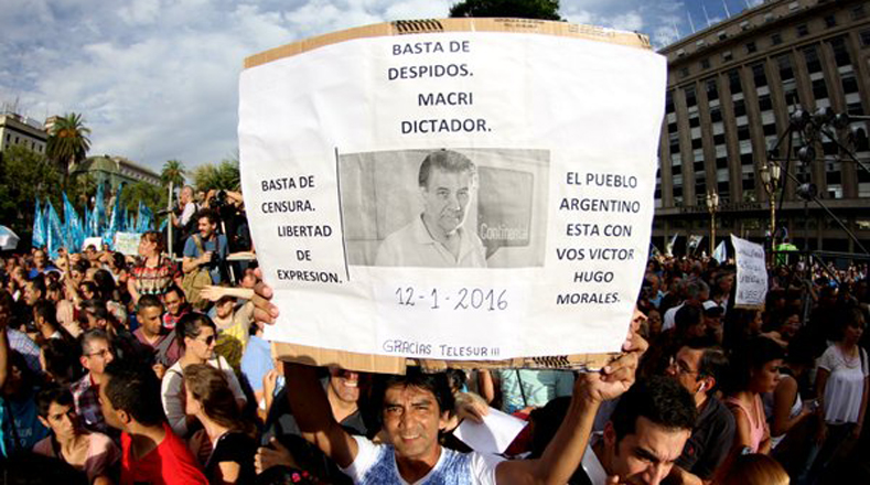 Todos los manifestantes cuestionaron el gobierno de Macri a través de pancartas.