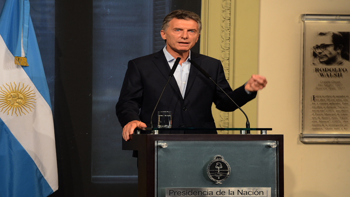 Mauricio Macri dijo que negociará con los fondos buitre, mientras que la exmandataria Cristina Fernández lideró una lucha nacional e internacional contra los especuladores.
