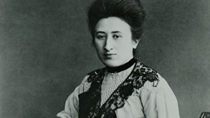 En una época donde las mujeres tenían poco acceso al mundo académico, Rosa Luxemburgo asistió a la universidad y obtuvo un doctorado. La frase: “La Historia es el único maestro infalible, y la revolución la mejor escuela para el proletariado”, decía Rosa.