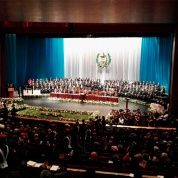 El acto de toma de posesión se realiza en el Teatro Nacional de la ciudad de Guatemala.