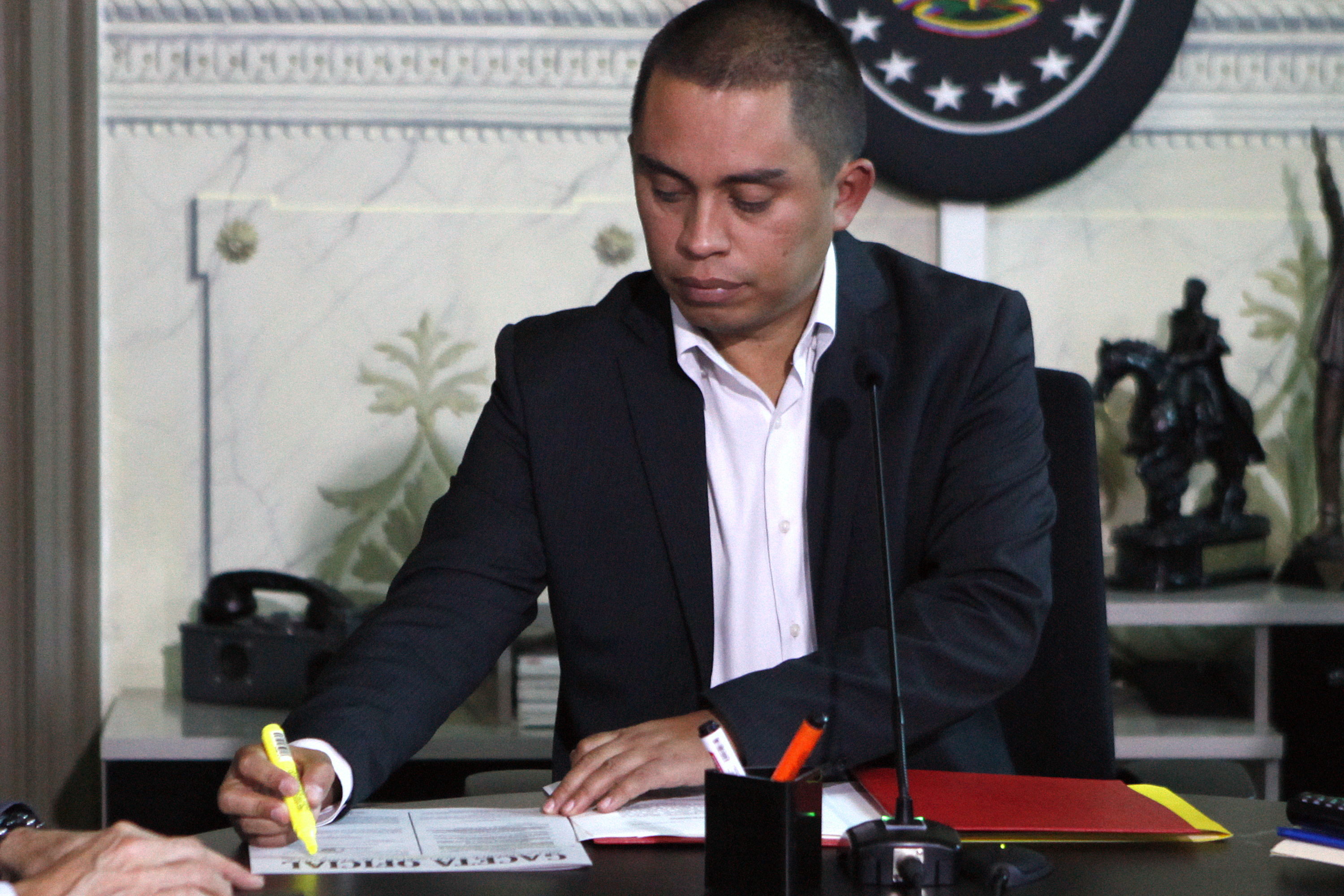 Vicepresidente del área económica y ministro de Economía productiva, Luis Salas, en la lectura del Decreto de Emergencia Económica.