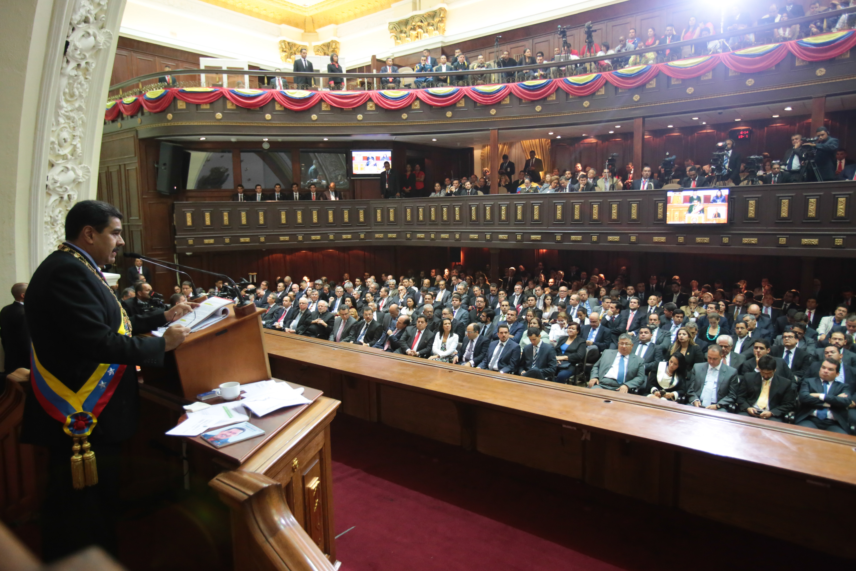 Maduro se presentó por primera vez ante un Parlamento opositor.