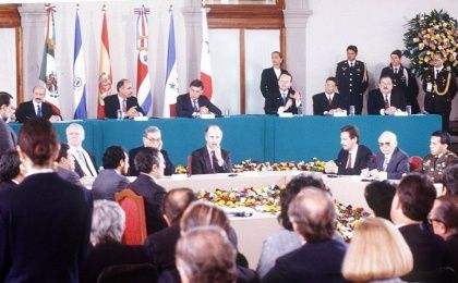 El 16 de enero de 1992 en El Salvador, la conservadora Alianza Republicana Nacionalista (Arena) y el Frente Farabundo Martí para la Liberación Nacional (FMLN) se reunieron para poner fin al conflicto.