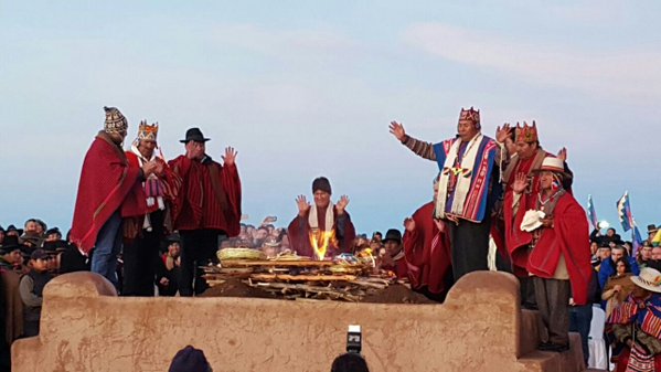 El dignatario boliviano participó en la ceremonia ancestral aymara acompañado del vicepresidente y demás autoridades.