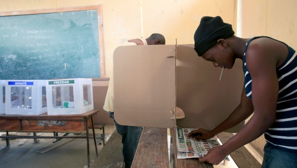 Michel Martelly renovó su determinación de continuar con el proceso electoral mediante la celebración presidencial y parlamentaria el 24 de enero el 2016.