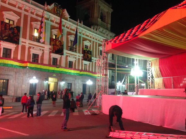 En horas de la noche se ultimaban los detalles en la plaza Murillo para iniciar las celebraciones.