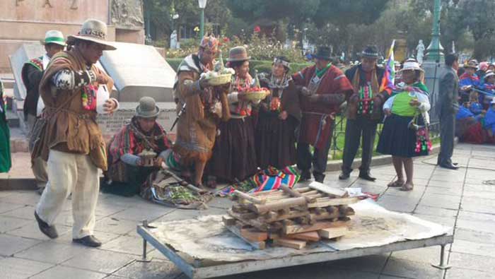 Pueblo originarios realizan ofrenda a la Pachamama