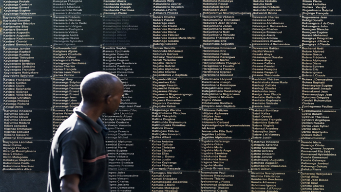 Un hombre observa los nombres de las personas asesinadas durante el genocidio en Ruanda