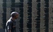 Un hombre observa los nombres de las personas asesinadas durante el genocidio en Ruanda 