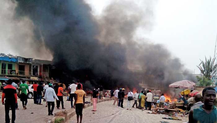 Dos personas se inmolaron en medio de un mercado lleno de civiles