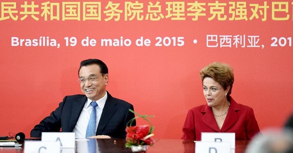 El primer ministro chino, Li Keqiang, firmó un convenio de inversión de mil millones de dólares con la presidenta Dilma Rousseff de Brasil en 2015.