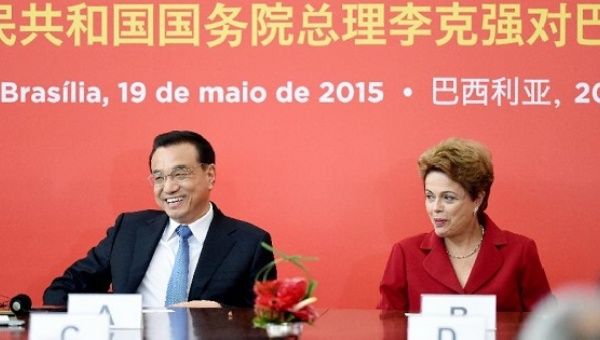 El primer ministro chino, Li Keqiang, firmó un convenio de inversión de mil millones de dólares con la presidenta Dilma Rousseff de Brasil en 2015. 