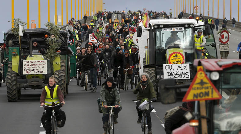 Campesinos franceses avanzan hacia París para protestar por la construcción del nuevo aeropuerto.