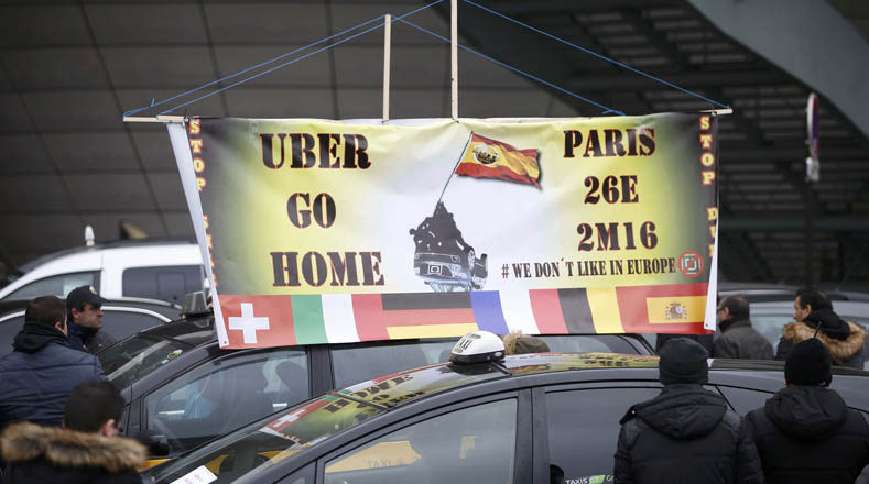 Taxistas franceses trancaron las principales vías de París. 