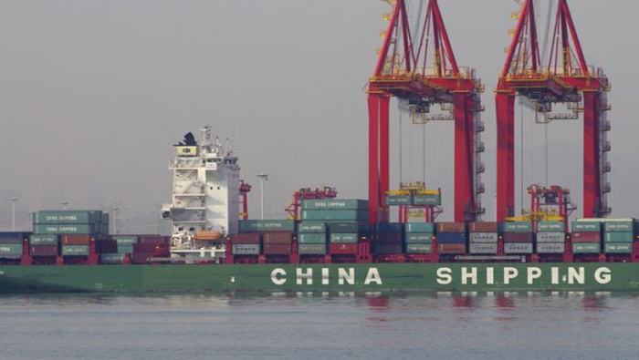 Contenedores de transporte en un barco atracado en un puerto de Rizhao, provincia de Shandong.