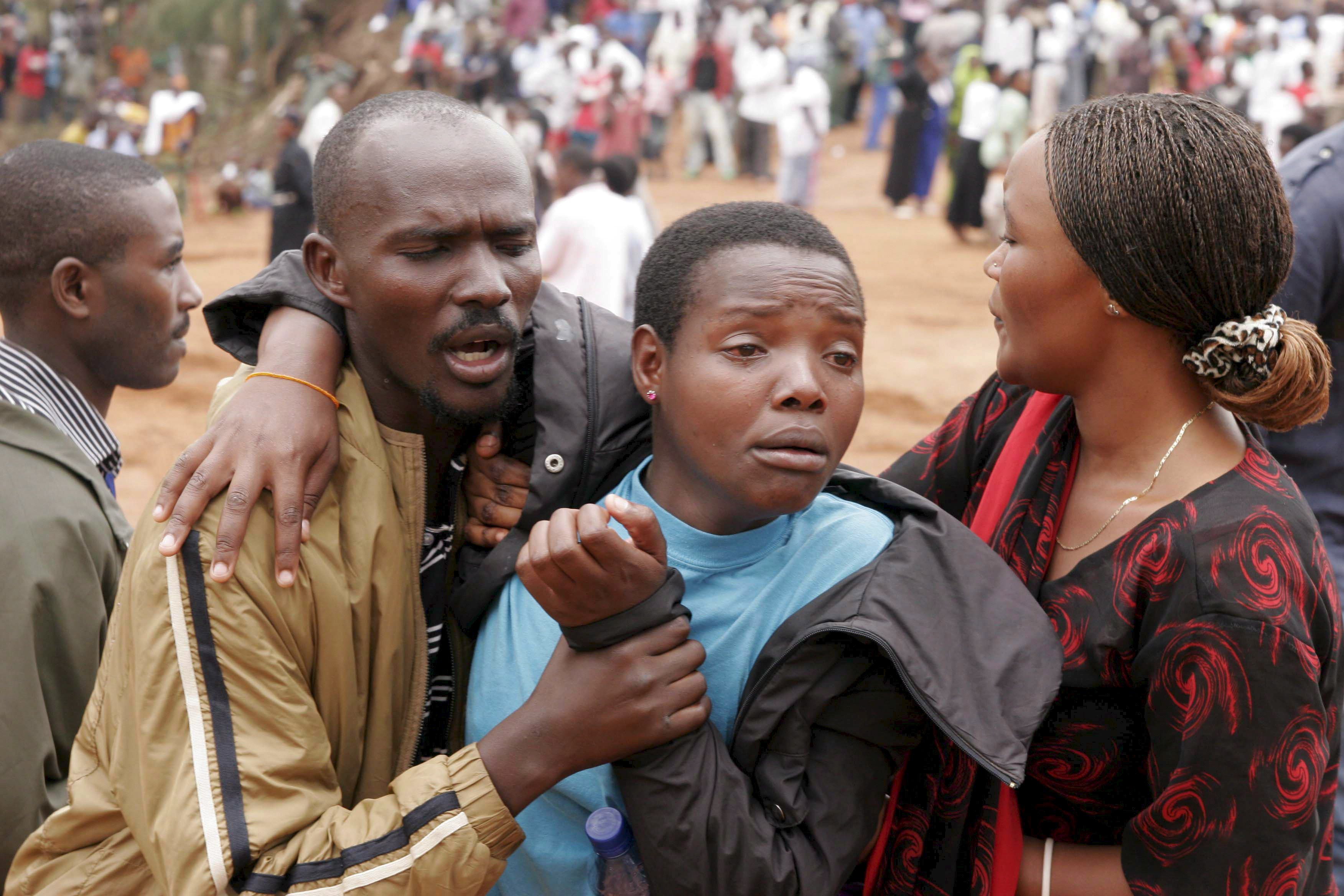 En Ruanda, Cerca de un millón de tutsis y hutus moderados fueron asesinados en cien días de 1994.