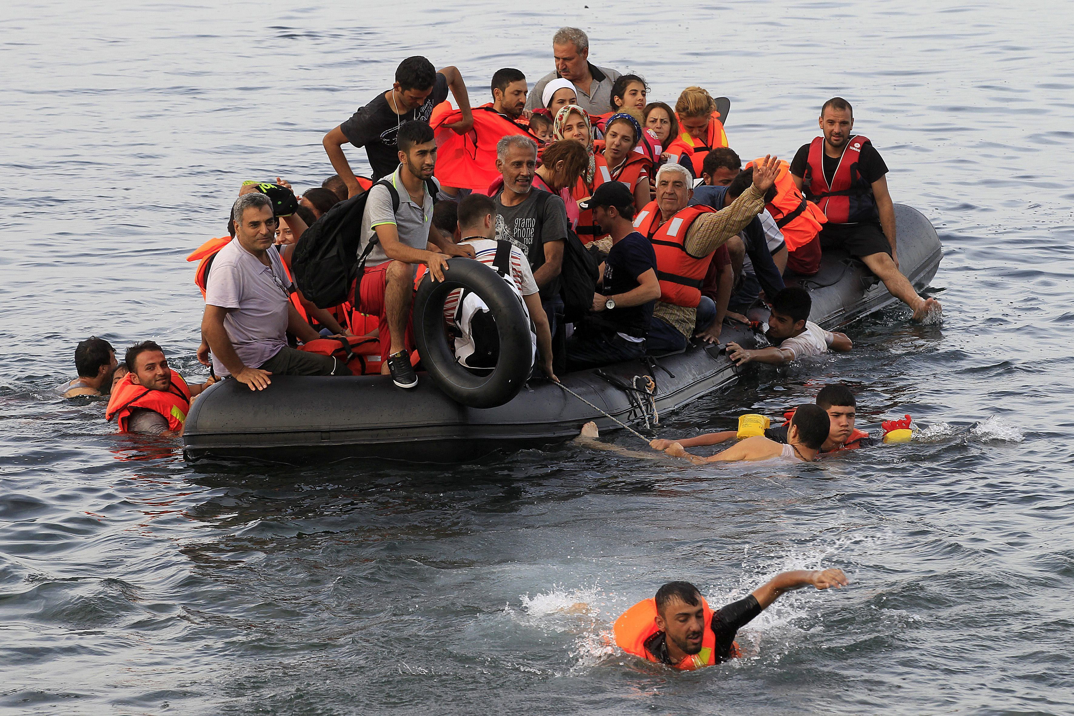 Más de 270 personas murieron este mes intentado cruzar el Mediterráneo.