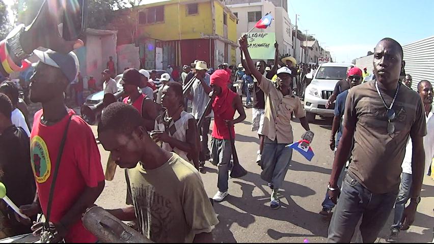 Los ciudadanos continúan desplegados en las calles de Haití protestando contra el Gobierno de Martelly y ahora en contra de la llegada de la OEA al territorio.