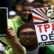 Protestors wave placards at a rally against the Trans Pacific Partnership (TPP) in Kuala Lumpur, Malaysia, Jan. 23, 2016. 