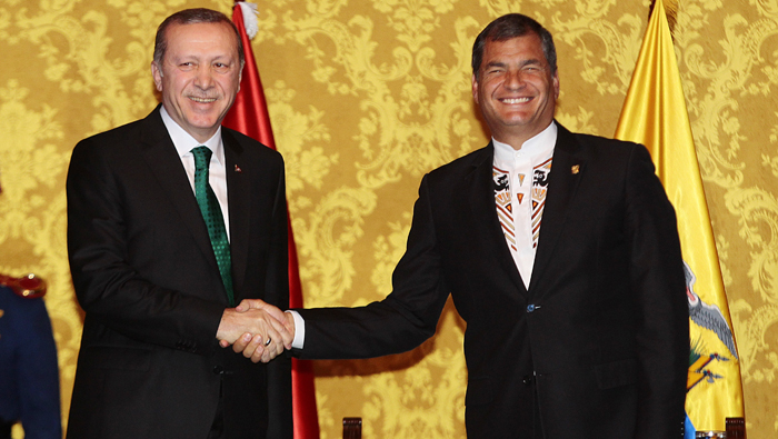 El presidente de Ecuador  estrecha la mano con su homólogo de Turquía, tras finalizar una rueda de prensa  donde trataron temas bilaterales.