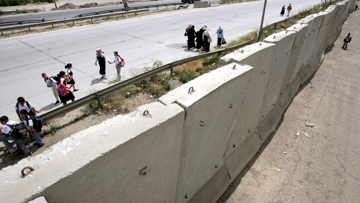 El objetivo de la creación del muro es evitar la infiltración de terroristas y coches bombas.