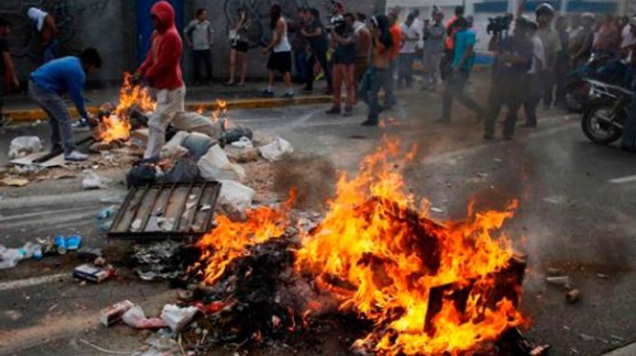 El gobernador del estado Táchira, José Vielma Mora, asegura que buscan desestabilizar Venezuela.