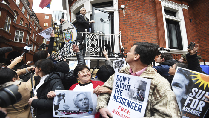 La ONU emitió un fallo a favor de Julian Assange en el que califica de arbitraria su detención e instó a la justicia sueca y londinense a compensarlo.