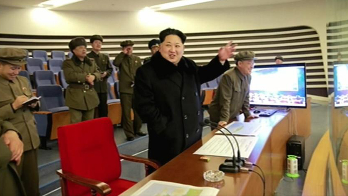 El líder de Corea del Norte, Kim Jong-un, asistió al lanzamiento de un cohete de largo alcance.