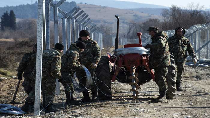 Macedonia es otro de los países que refuerza los obstáculos fronterizos instalados el pasado mes de noviembre.