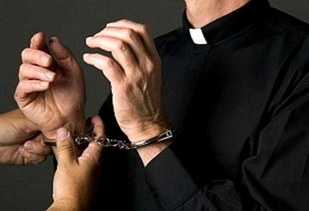Uno de los arrestados fue identificado como el sacerdote Diego Rota, que prestaba servicio en la localidad de Solza, provincia de Bergamo.