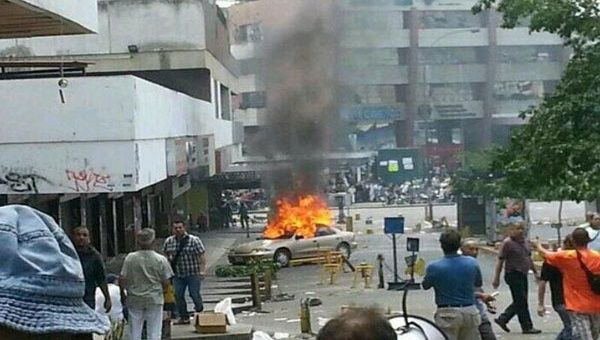 En 2014, los grupos violentos incendiaron un vehículo en Los Ruices (este de Caracas), como parte de sus acciones desestabilizadoras.