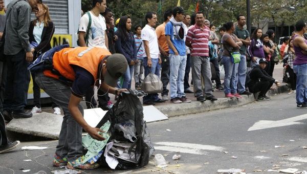 Los violentos generan destrozos en la capital venezolana.