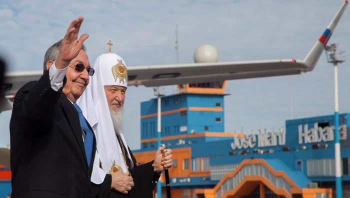 El patriarca, al llegar a La Habana, precisó que es un honor haber recibido la invitación por parte del presidente Raúl Castro.