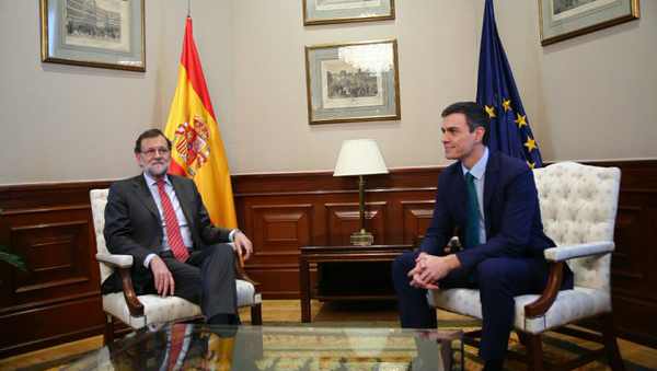Durante su breve reunión, Rajoy explicó que ha dicho a Sánchez que lo más 