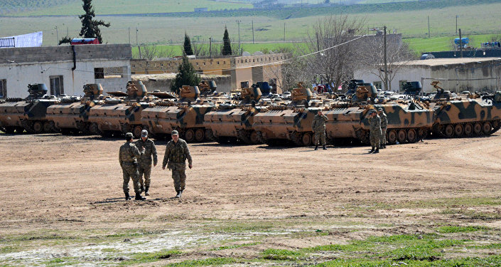 Los vehículos turcos y tanques cerca de la frontera con Siria.